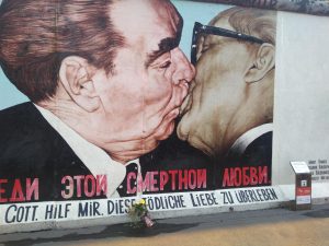 Wall Segment "Kissing Men"